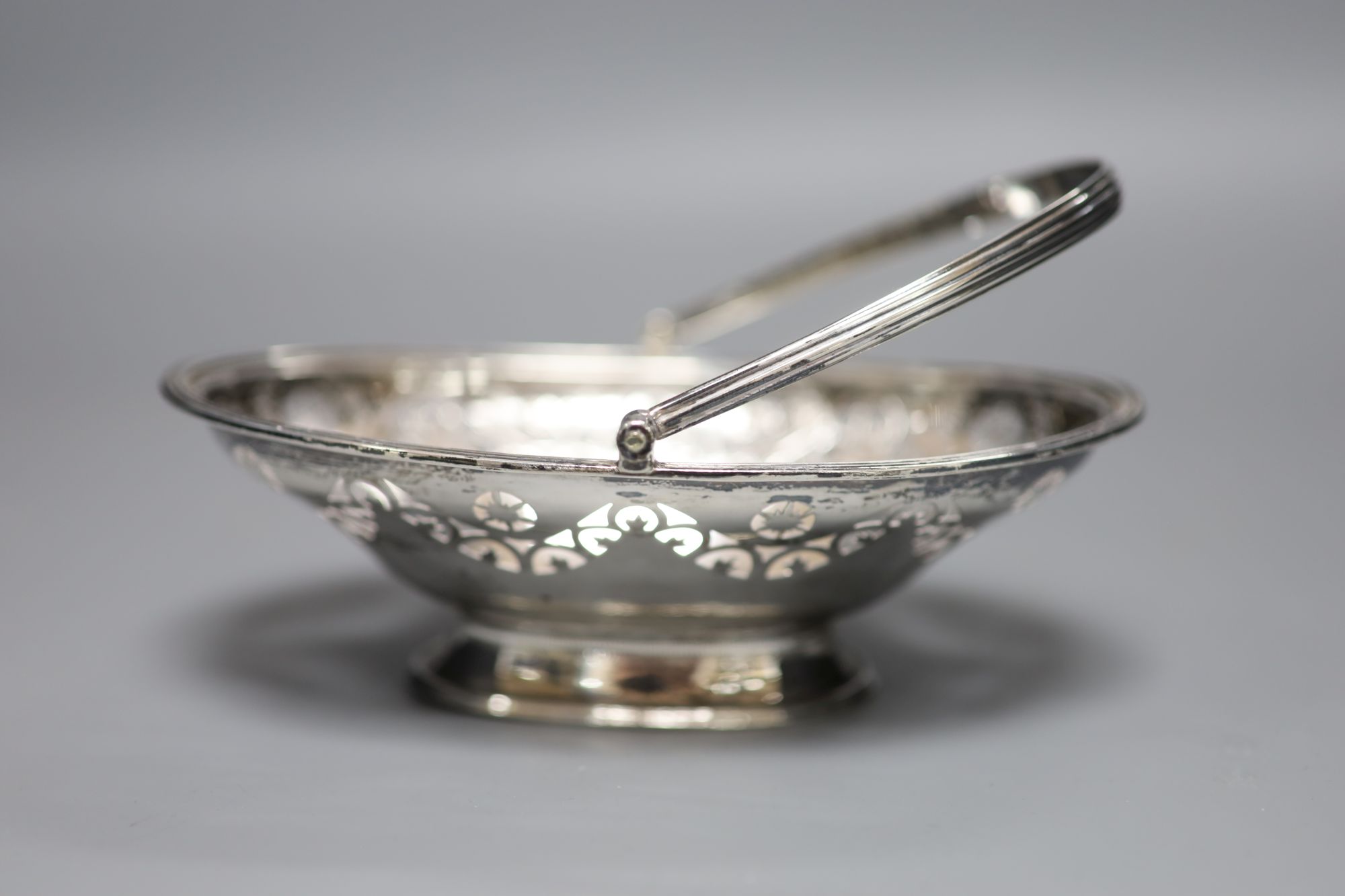 A George III pierced oval silver bon bon basket, London 1807, maker John Eames, 16.1cm, 4.5oz.